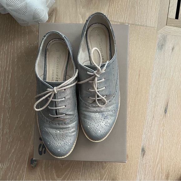 Ladies silver Brogue-style shoes - Picture 4 of 4